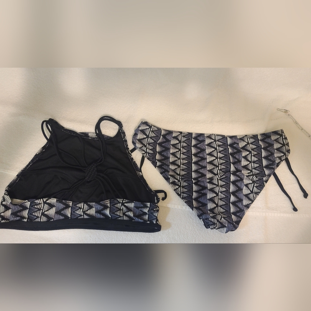 Ripzone Black&White Geometric Bikini Set Size M - Picture 4 of 13